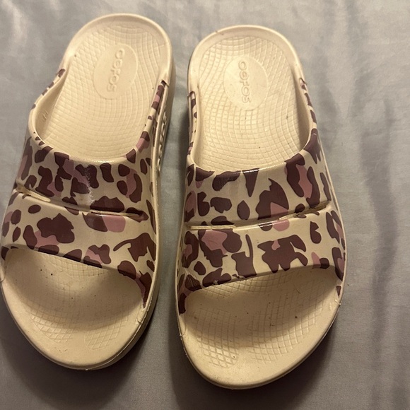 OOFOS Leopard Print Women's Sandals - Picture 8 of 8